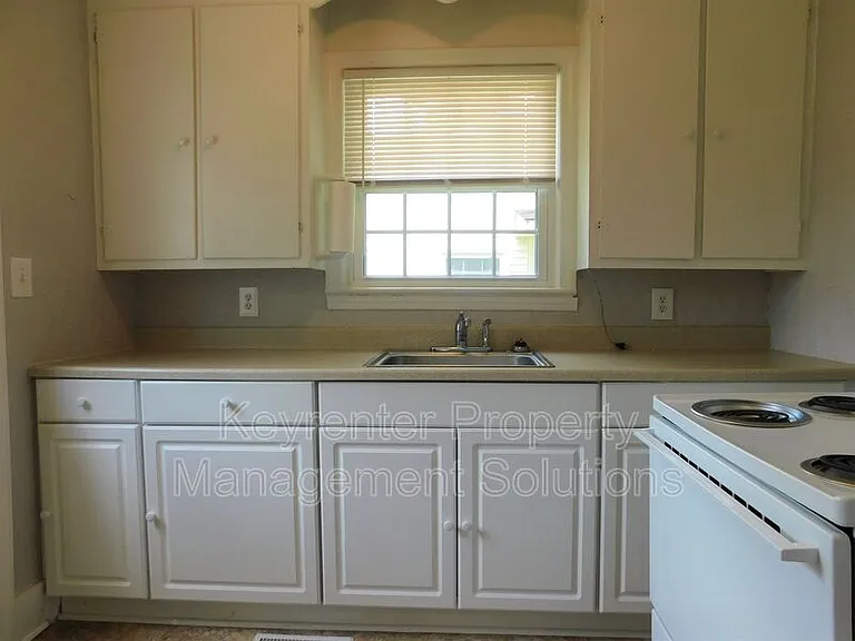 325 James Ave — Photo 10