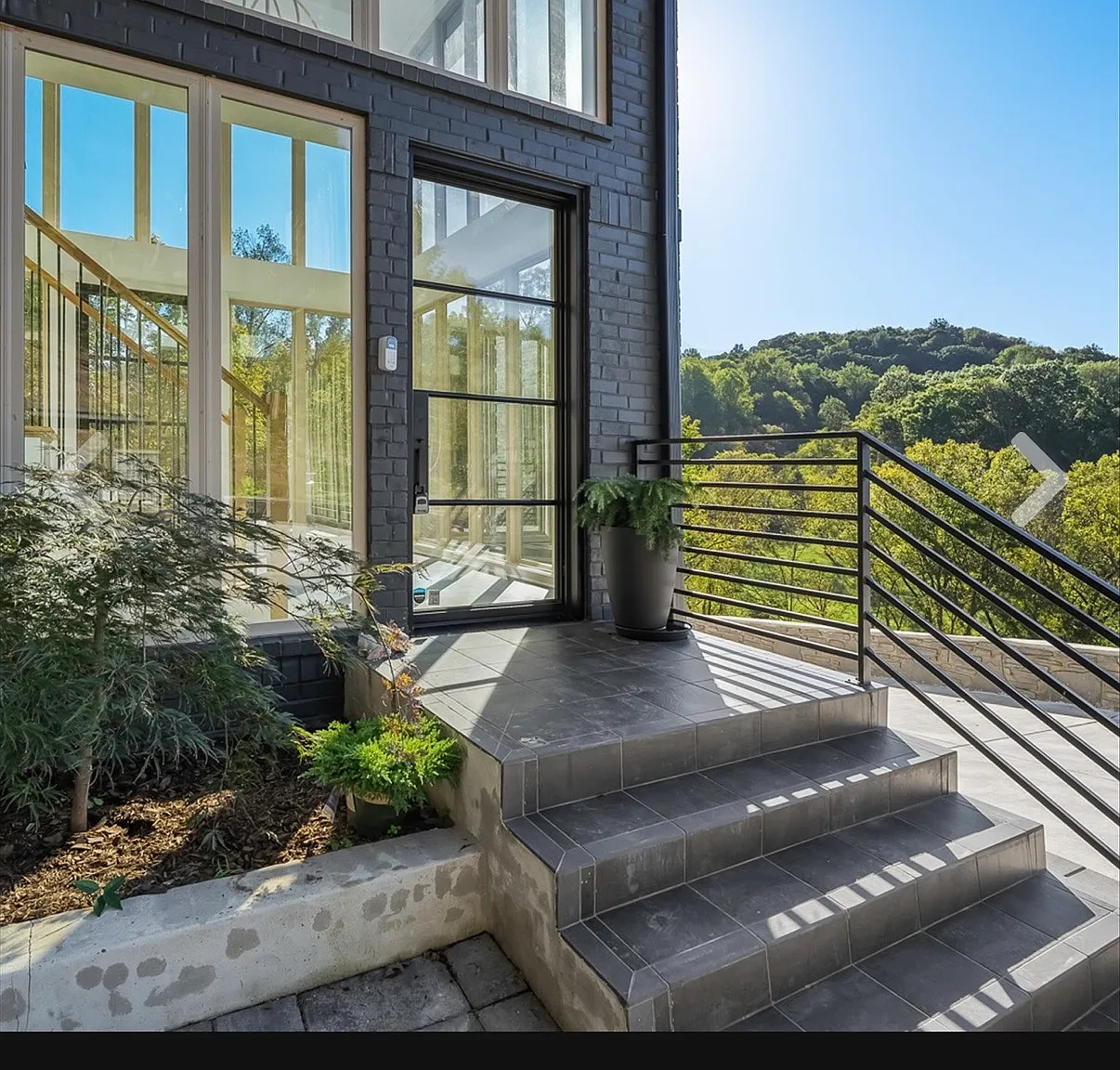 2 bed, 2.5 bath, 2800 sqft, $4,200 — Photo 1