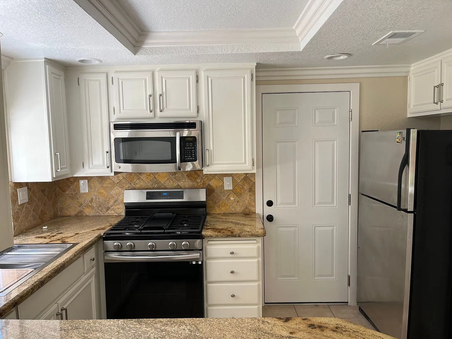 Single-Family Home with Private Yard in Rancho Del Oro — Photo 4