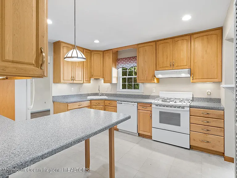 648 Longview Dr — Photo 3