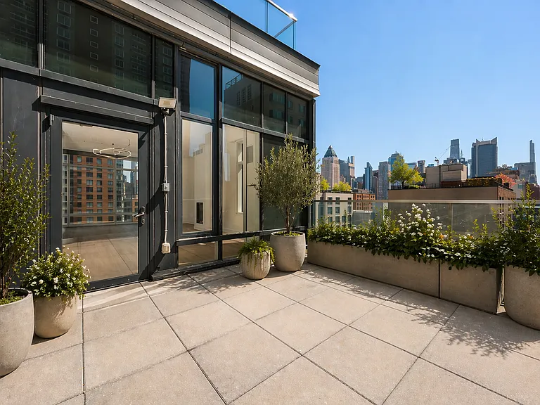 555 W 43rd St #Penthouse 1 — Photo 7