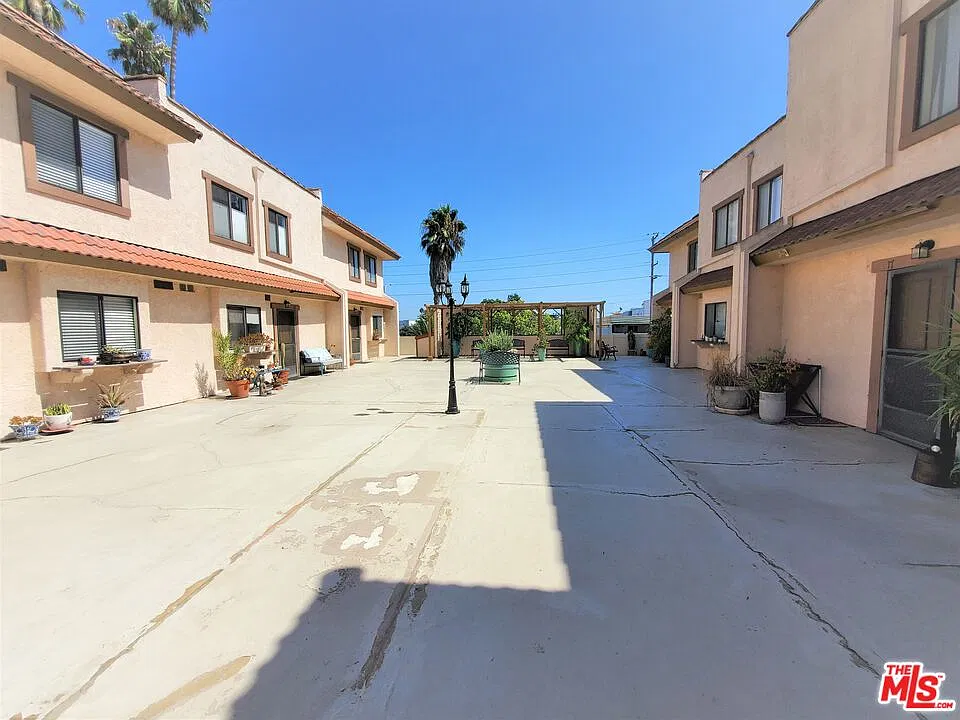 2 bed, 3.0 bath, 1365 sqft, $3,995 — Photo 2