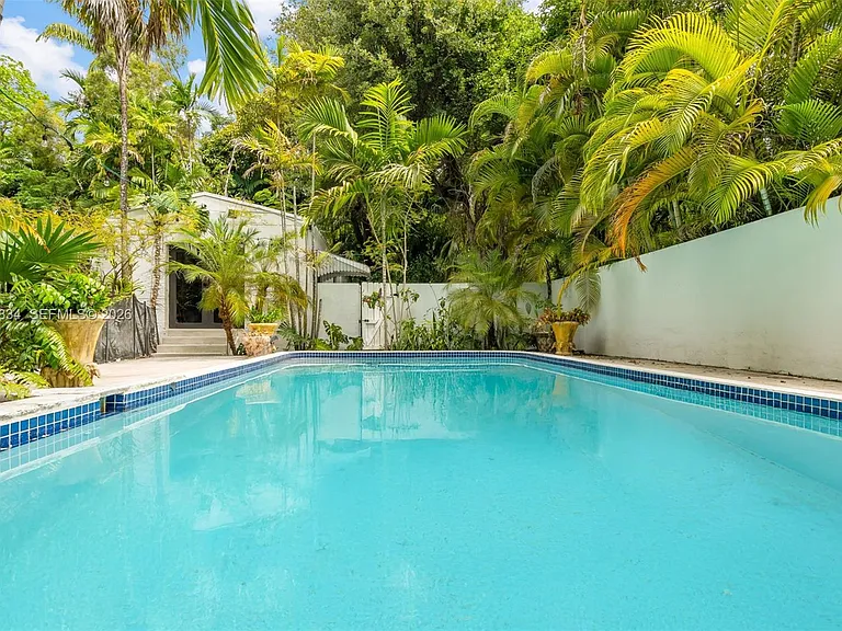 5390 Sunset Dr — Photo 2