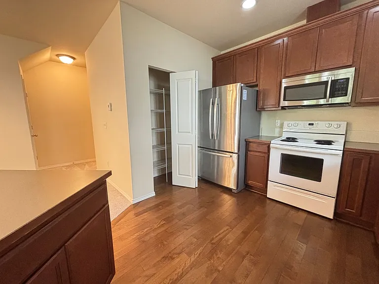 1653 Burnside Pl #B — Photo 7