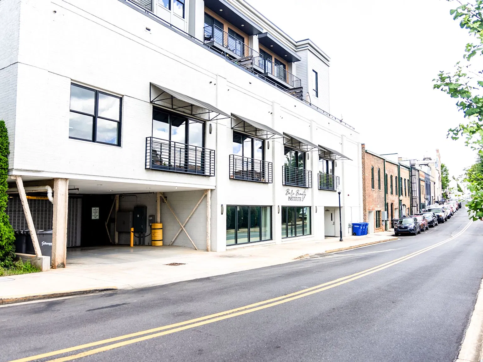 142 Social: Luxury 1 & 2 bedroom apartments with private outdoor space and covered, secured parking. — Photo 3