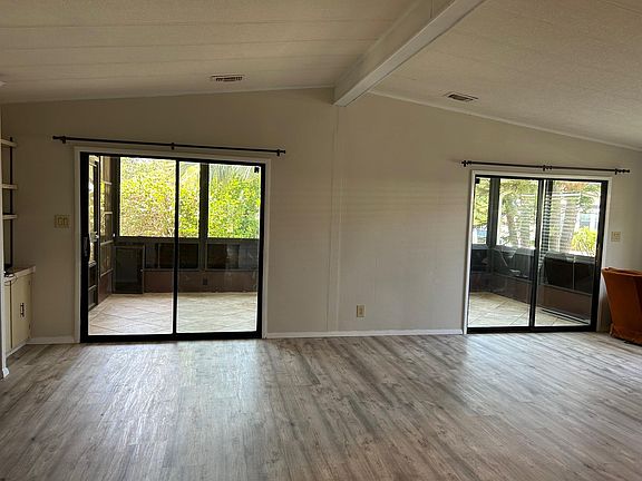 5th image of 719 Watersedge St