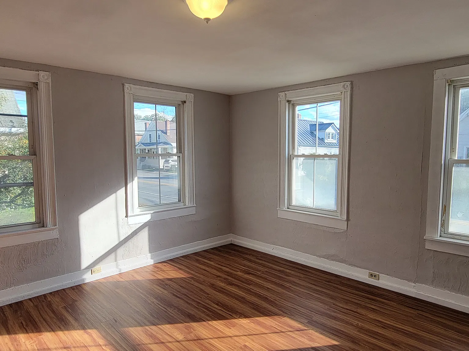3 bed, 1100 sqft, $2,100 — Photo 3