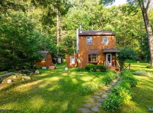 68 Goldfinch Ln, Hewitt, NJ 07421