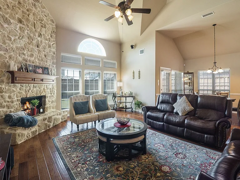 534 Windward Dr — Photo 2