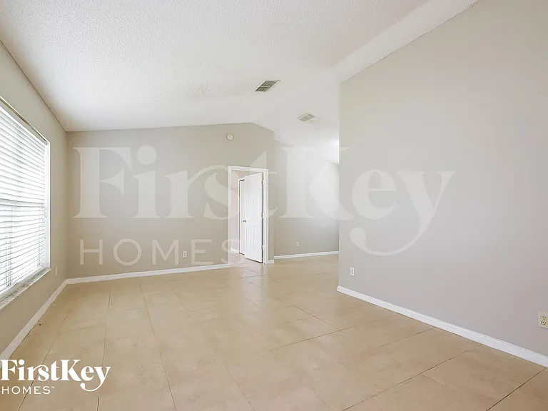 882 Trumbull St — Photo 2