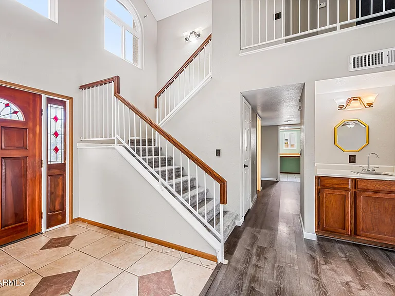 610 N Rosemont Cir — Photo 2