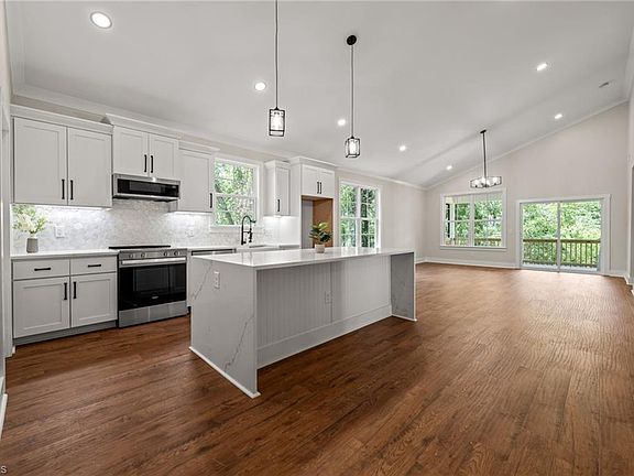 4th image of 2549 Pinetop Ave