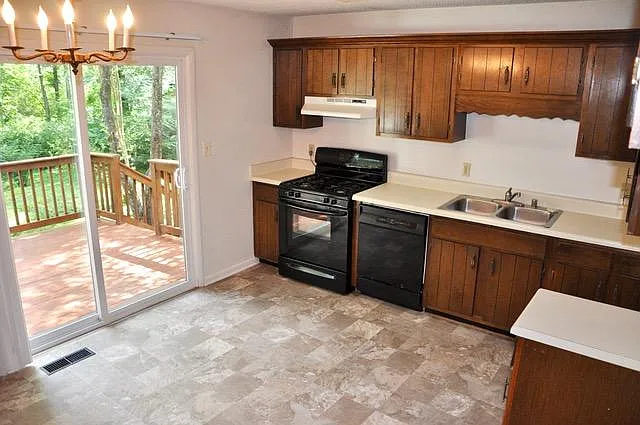 3 bed, 1.5 bath, 1100 sqft, $1,658 — Photo 3