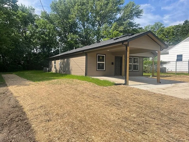Side View
Level side and backyard