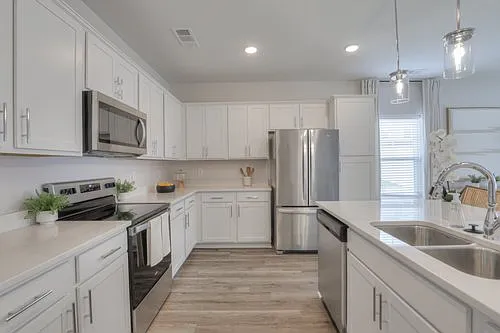 201 Residences — Photo 2