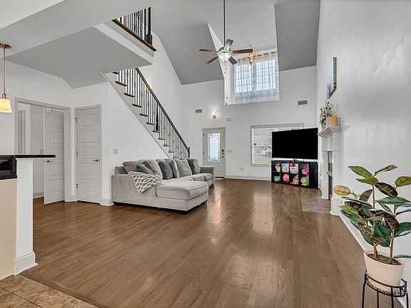 4th image of 300 Patsy Pl
