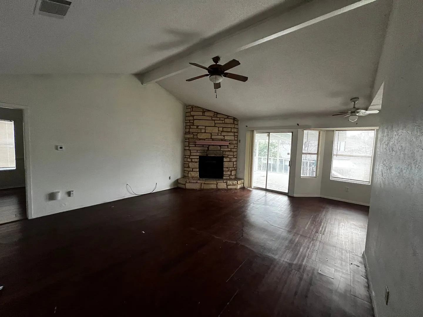 Great 3 bedroom, 2 bath available early August — Photo 3