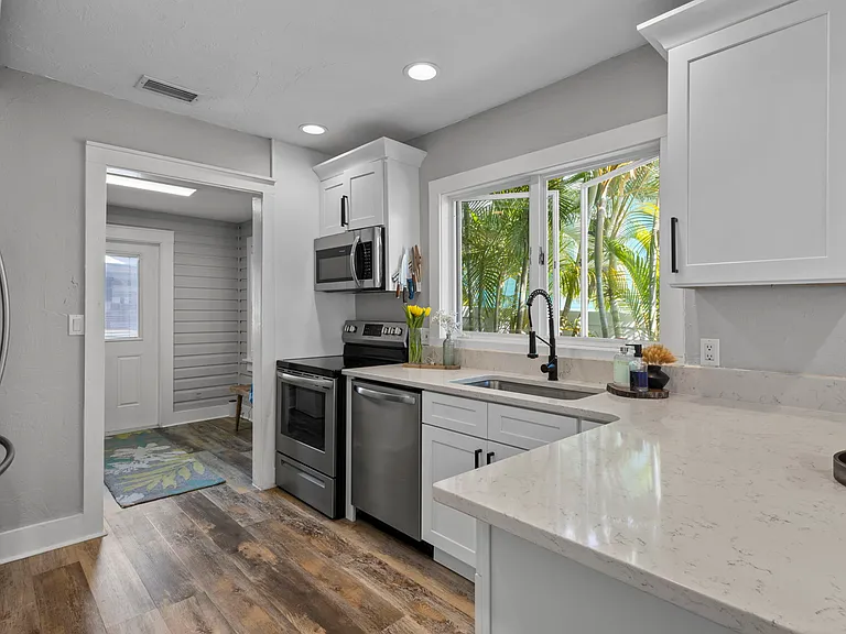 633 Virginia Dr — Photo 16