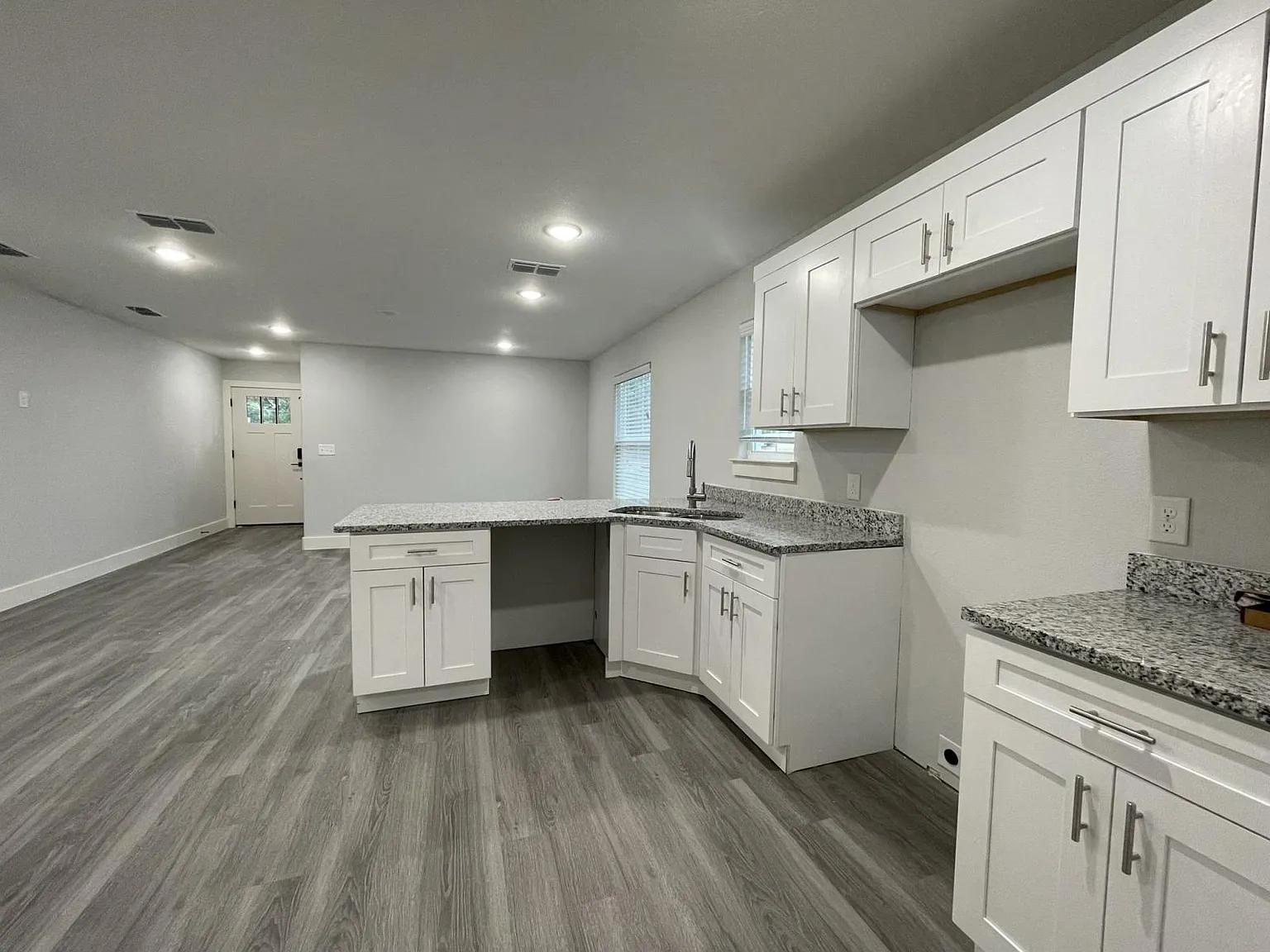 3 bed, 872 sqft, $1,345 — Photo 2
