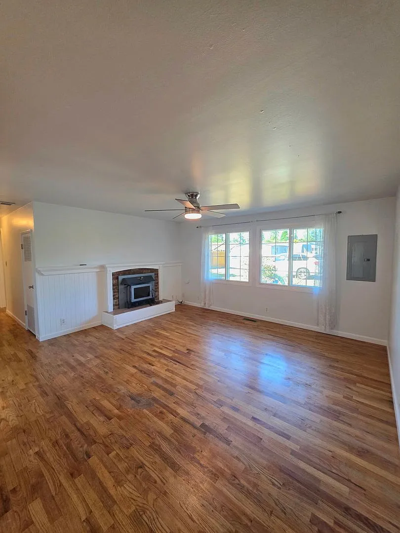 Burien/Manhatton area Rambler home for rent - 3 bedroom and 1 bath, fenced yard. Available Sept 2... — Photo 3