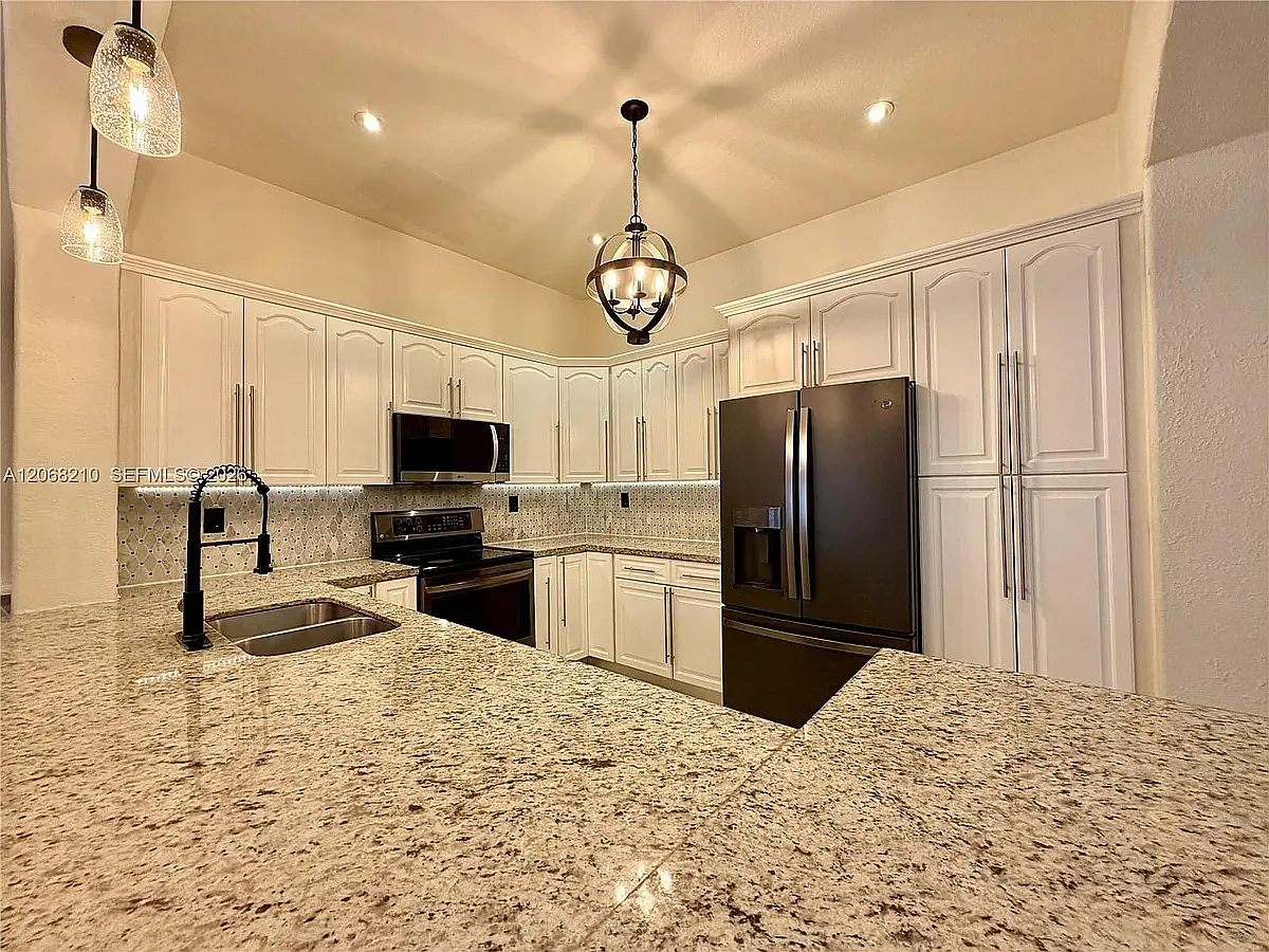 5 bed, 2200 sqft, $5,545 — Photo 4