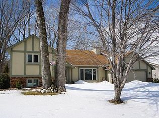 525 Lake Cove Ct, Shoreview, MN 55126
