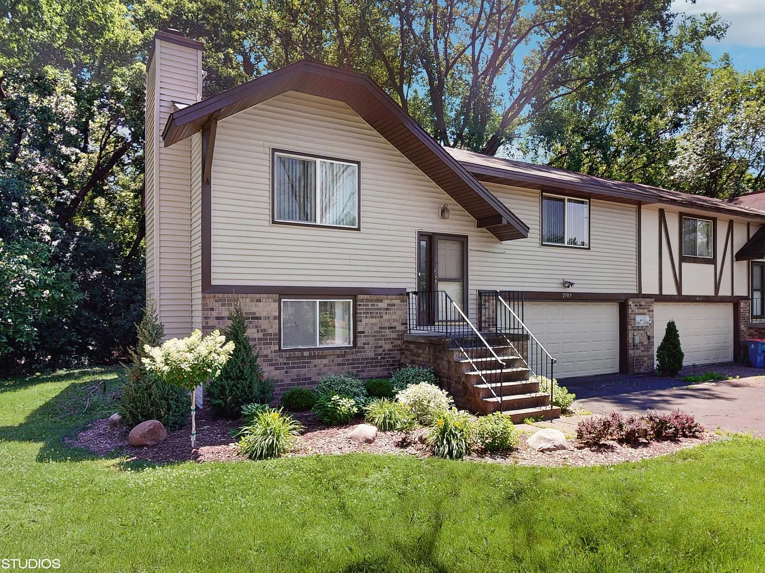3 bed, 2.0 bath, 2200 sqft, $2,395 — Photo 2