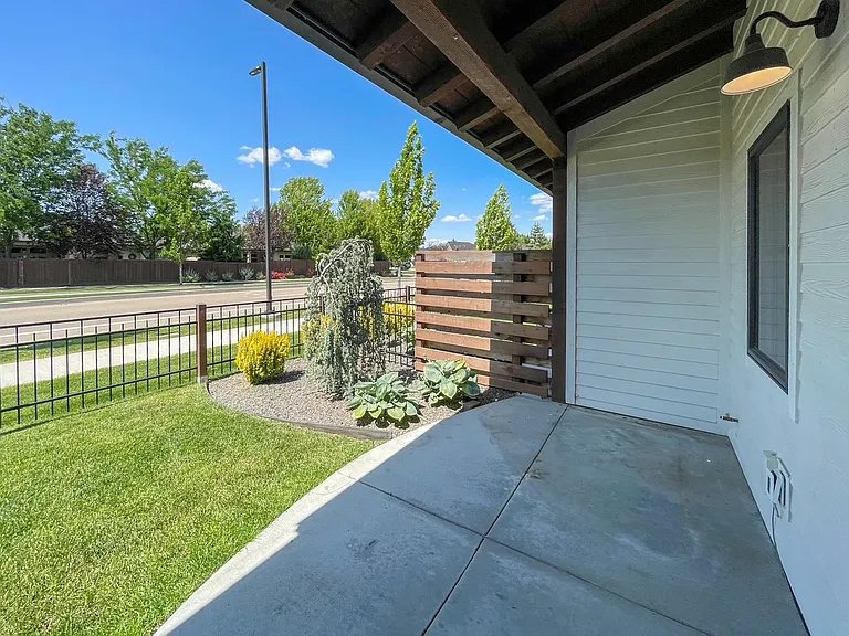 4200 W Lovegood Ln — Photo 4