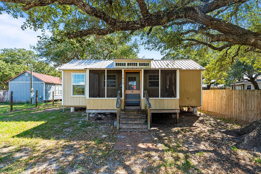 1 bed, 1.0 bath, 384 sqft, $800 — Photo 1