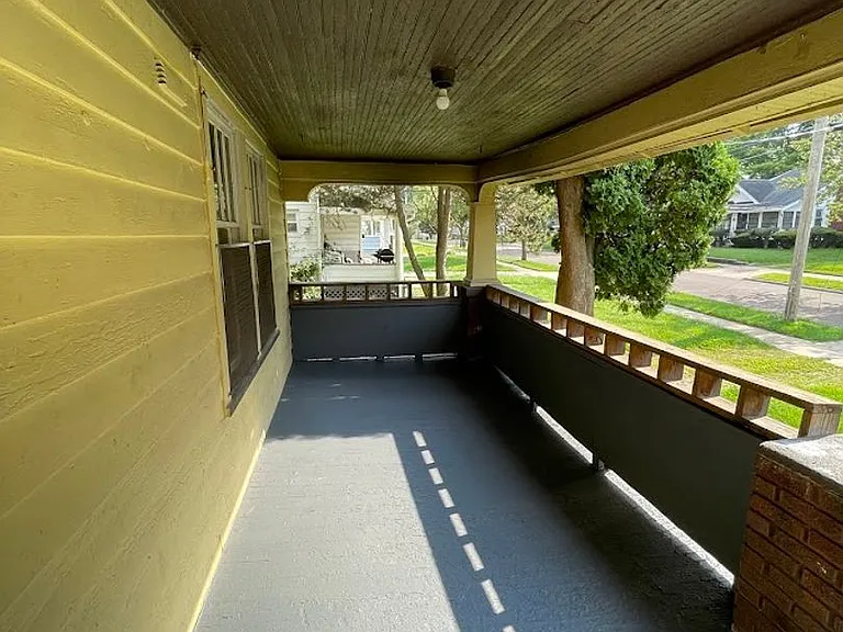 325 Grace Ave — Photo 2