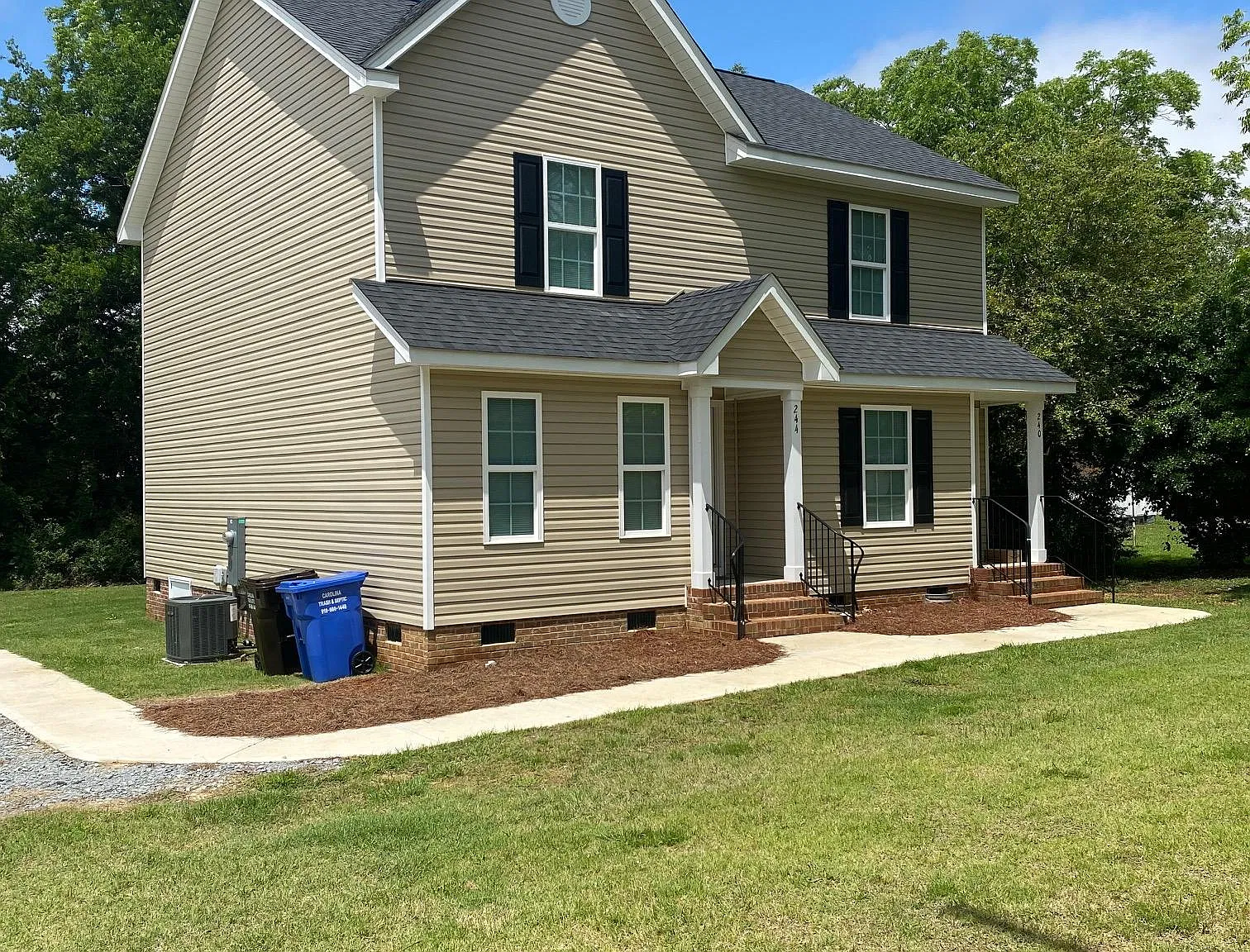 2 bed, 1.5 bath, 1000 sqft, $1,300 — Photo 1