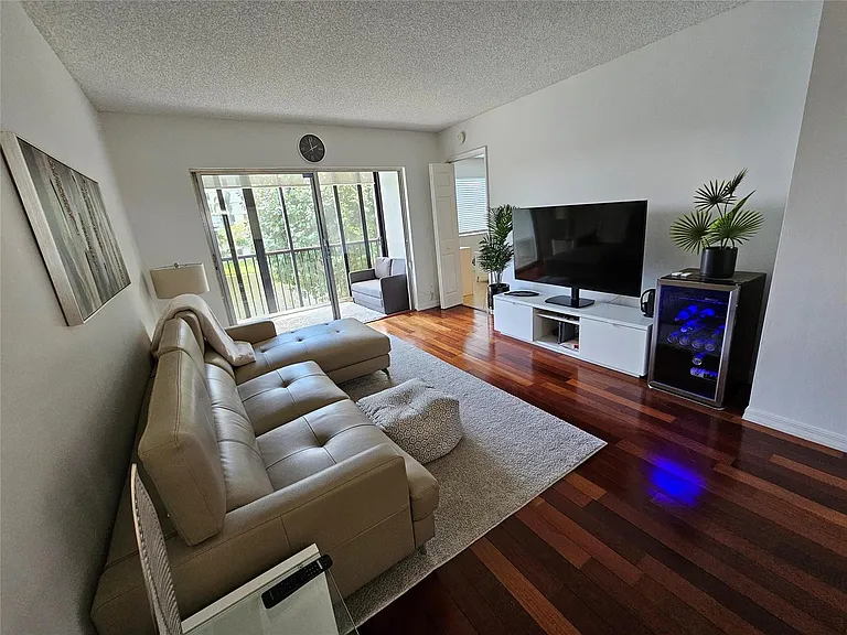 2222 N Cypress Bnd #309 — Photo 2