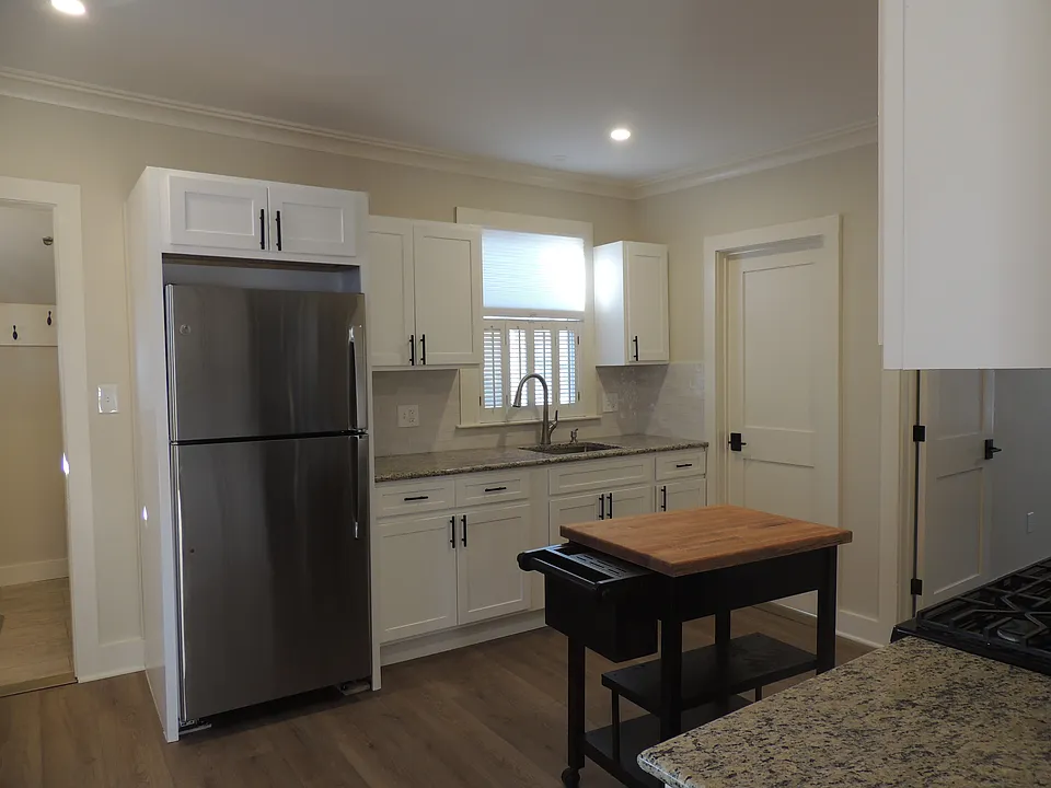 Brand new kitchen w/granite & stainless!