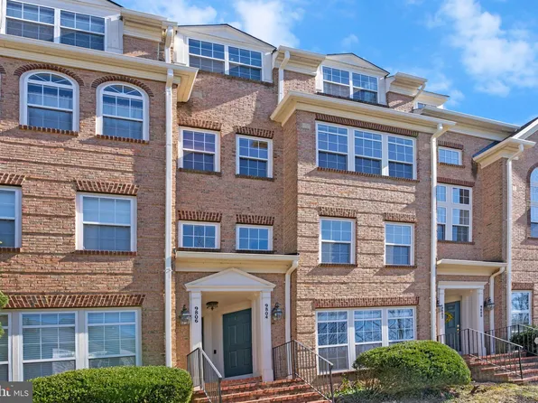 9804 Pickens Pl, Manassas Park, VA 20111