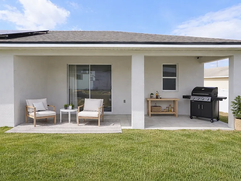 880 Colville Dr — Photo 2