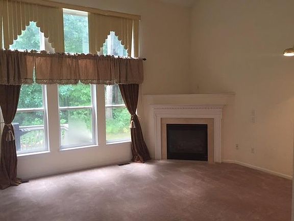 3rd image of 42815 Stratford Dr