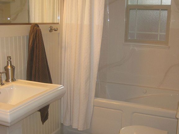 Main Floor Bathroom with Jetted Tub