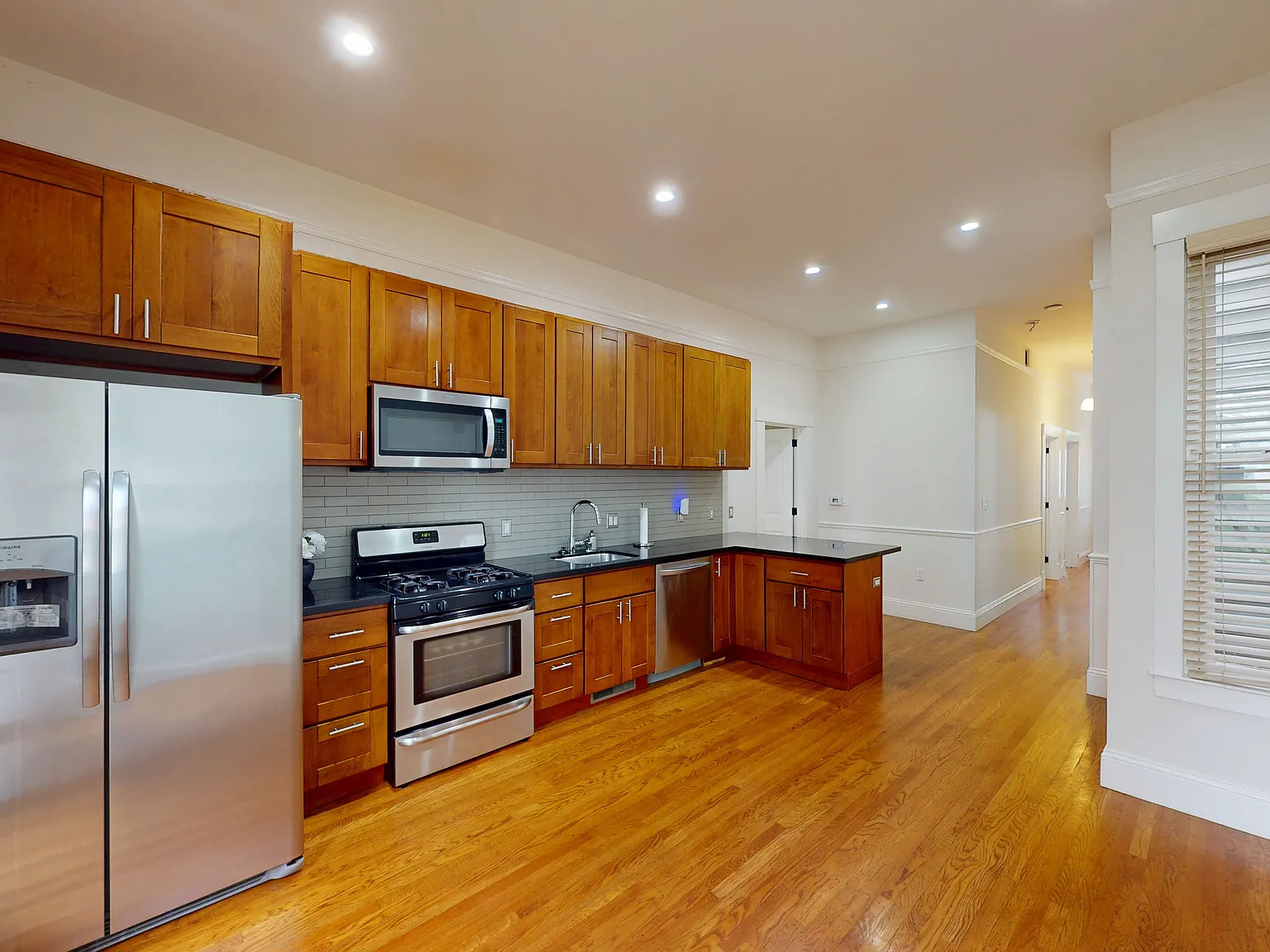 Charming 2BR/2BA with In-Unit Laundry in Haight-Ashbury — Photo 3