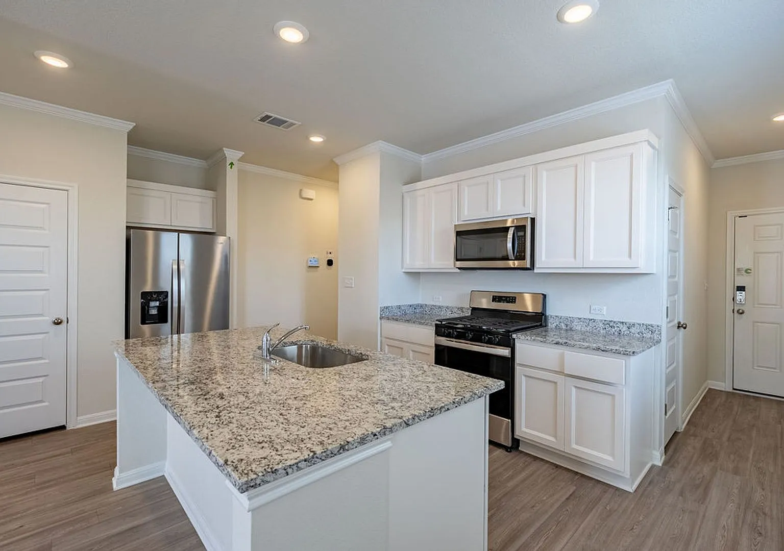 Beautiful 4 bedroom, 2 bathroom home in Buda — Photo 4