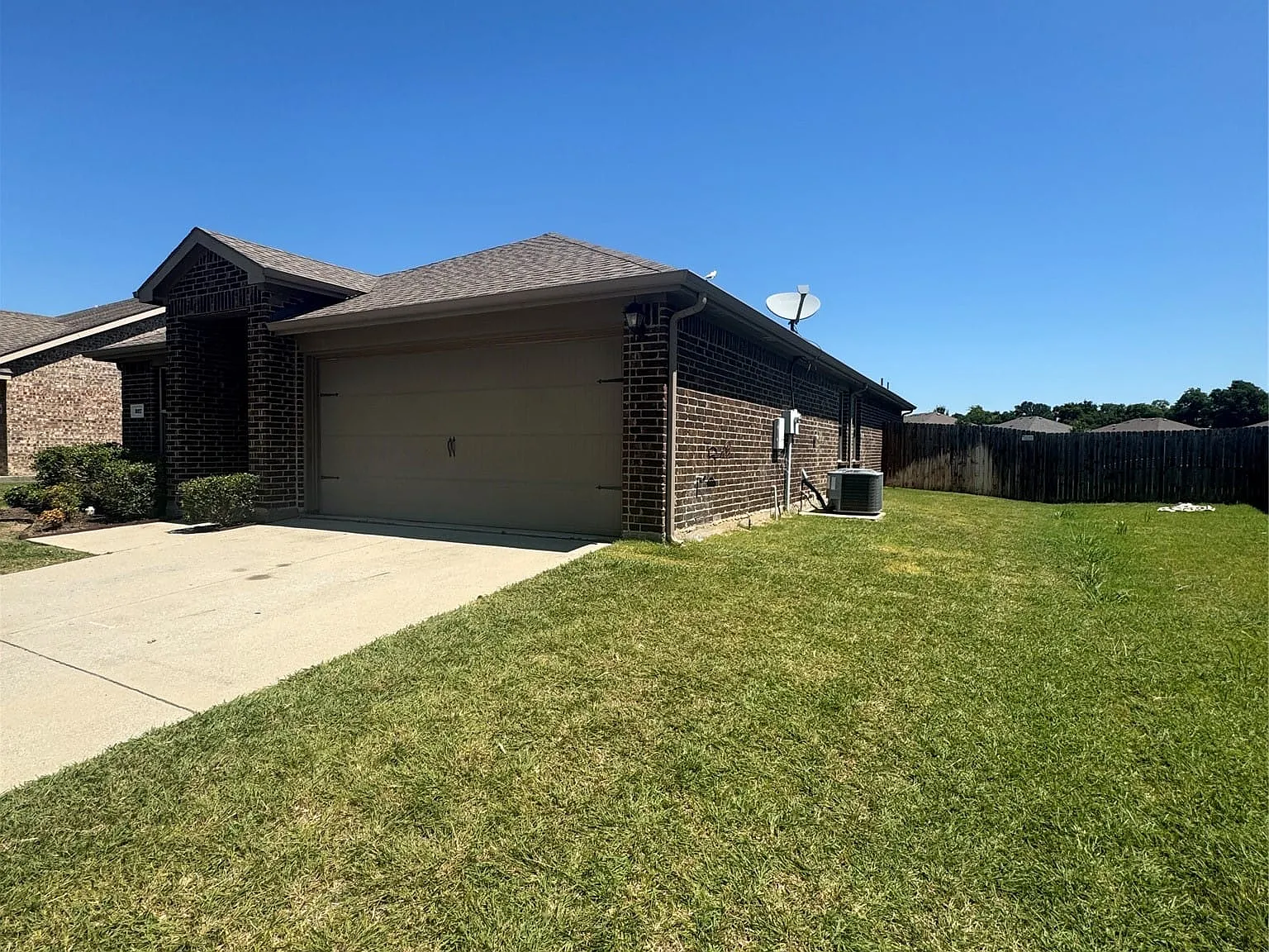4 bed, 2.0 bath, 1712 sqft, $1,975 — Photo 2