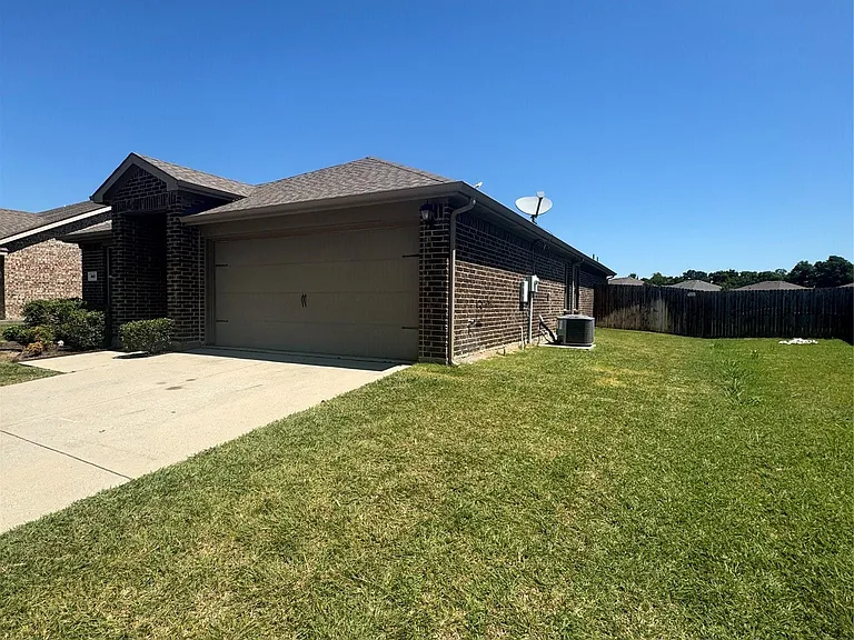 327 Elam Dr — Photo 2