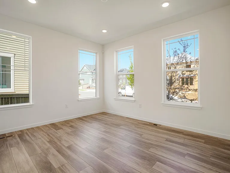 1564 Burke Aly — Photo 5