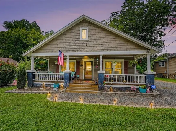 808 Barnes St, Reidsville, NC 27320