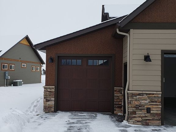 3rd image of 401 Parklands Trl
