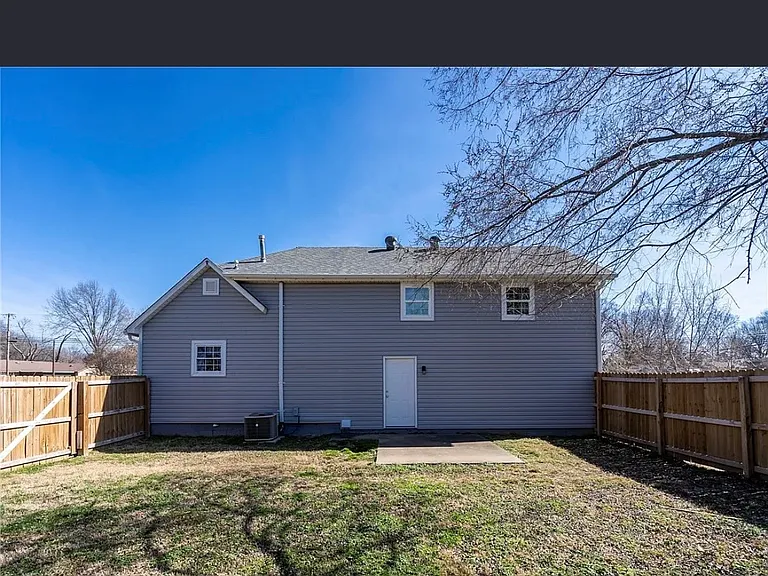2202 S Elm St — Photo 10
