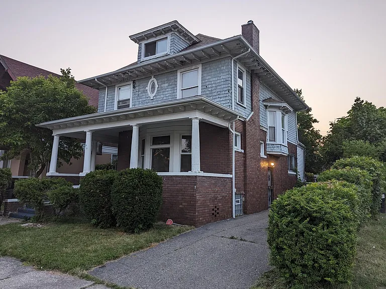 107 Trowbridge St — Photo 1