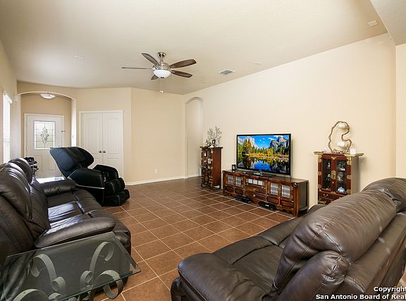 5th image of 10430 Royal Est