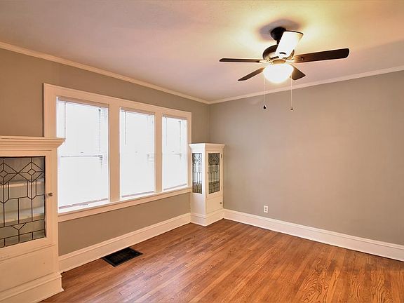 4th image of 1625 Victoria Ave