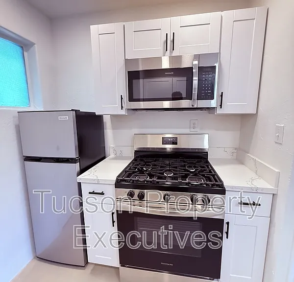 810 N Alvernon Way — Photo 1
