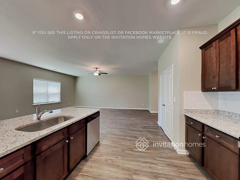 407 Vermeer Ct — Photo 8